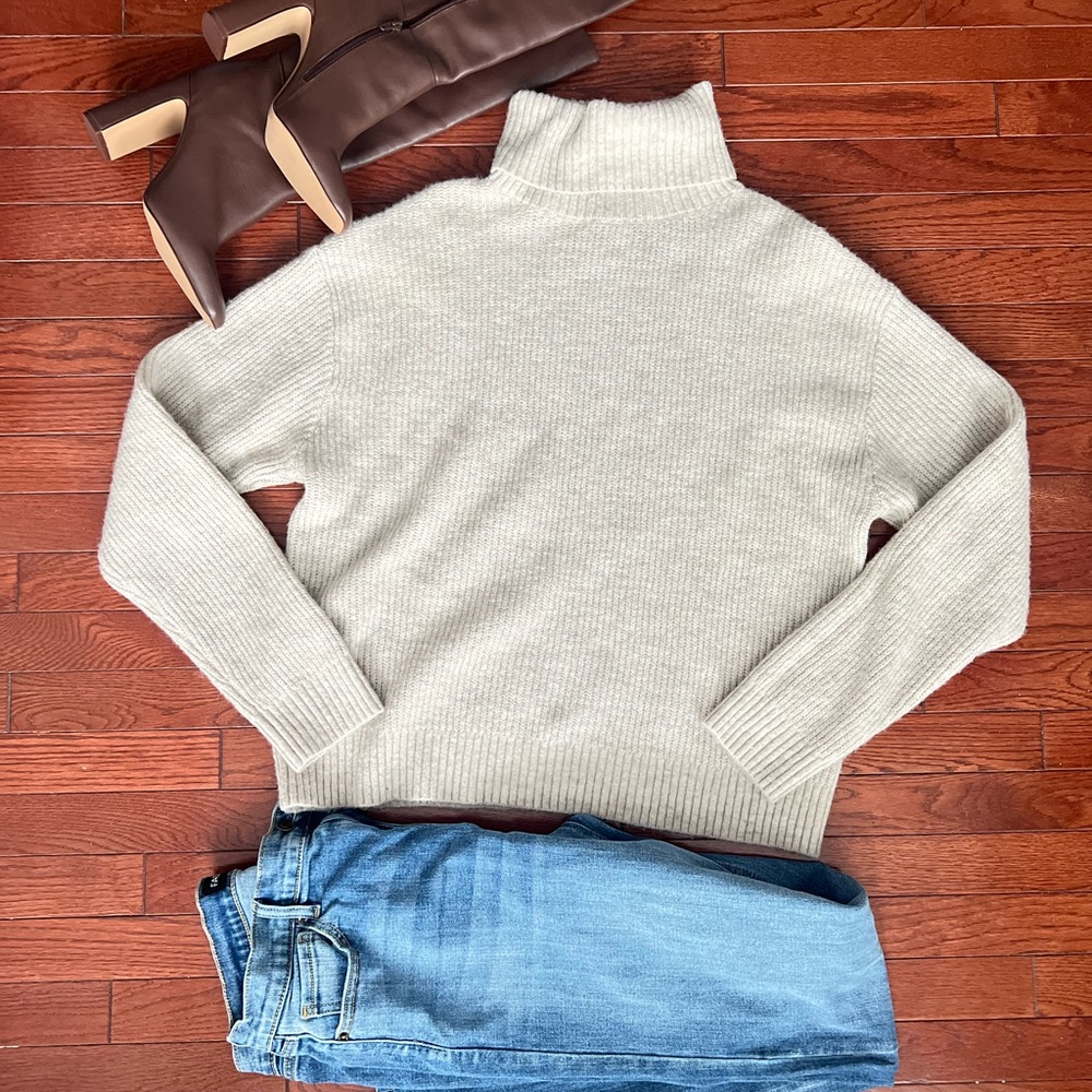 🎀 H&M Chunky Tan Turtleneck Sweater